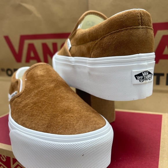 Vans W Classic Slip-On Platform Sneakers 
Stackform
Nubuck Chipmunk
VN000CN1GWT - Picture 7 of 16